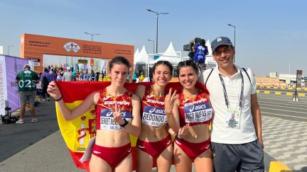 Eva Rico (derecha), celebra el tercer puesto en el Mundial por equipos de marcha.