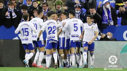 Los jugadores del Real Zaragoza celebran el primer tanto del encuentro.