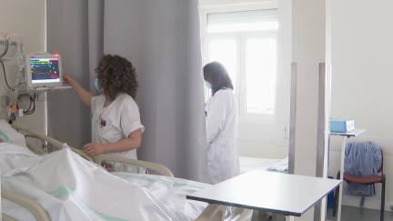 Profesionales sanitarias atienden a un paciente de la nueva Unidad de Ictus del Royo Villanova de Zaragoza.