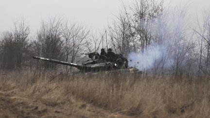 Un tanque del Ejército ucraniano se dirige a su nueva posición en Makariv, cerca de Kiev. (EFE/EPA)