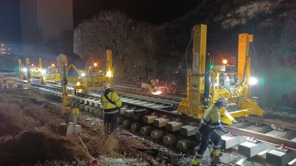 Operarios trabajan por la noche en el nuevo apartadero de Teruel. / Delegación del Gobierno