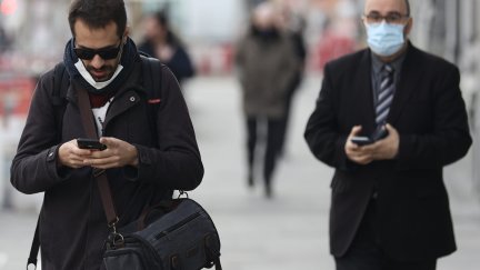 Un hombre camina sin mascarilla. / Eduardo Parra - Europa Press