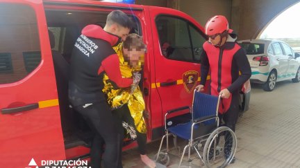 Los bomberos auxilian al joven en el embalse de La Loteta. / Diputación de Zaragoza