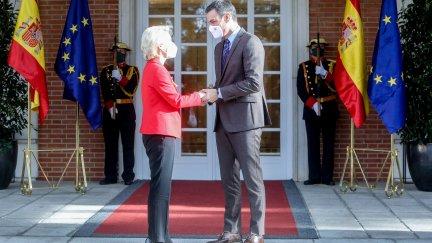 La presidenta de la Comisión Europea, Ursula von der Leyen, se reúne con el presidente del Gobierno, Pedro Sánchez, en La Moncloa. / EUROPA PRESS