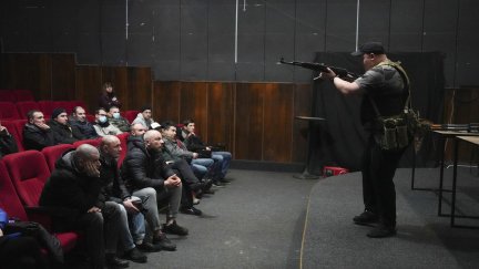Instructores de armamento enseñaban este sábado a manejar armas de guerra a civiles ucranianos. (EFE / Borja Sánchez Trillo)