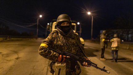 Un miembro de la guardia de las Fuerzas de Defensa Territorial en un puesto de control, en la parte oriental de la región de Kiev. ( EFE/EPA/ROMAN PILIPEY)