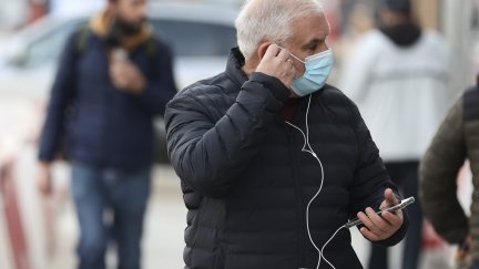 Un hombre camina con mascarilla. / Foto: Eduardo Parra / Europa Press