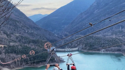 Turistas disfrutan de las vistas desde la tirolina de Hoz de Jaca, en Huesca. / Foto: @tirolinavalledetena/