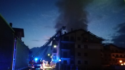 El fuego se ha declarado en un bloque de viviendas y se ha extendido a otros contiguos. | Diputación de Huesca