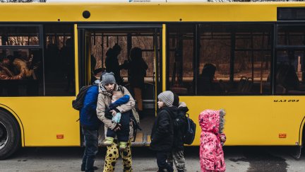 Una familia de Irpin (Ucrania) es evacuada de Kiev. / DIEGO HERRERA - EUROPA PRESS