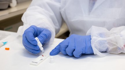 Imagen de archivo de un sanitario realizando un test. / Ayuntamiento de Zaragoza/ Miguel G. García