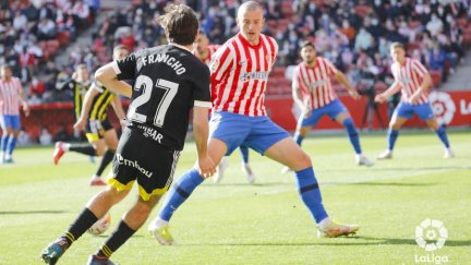 Francho Serrano durante el encuentro ante el Sporting.