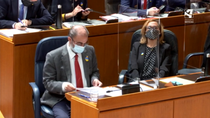 Javier Lambán en un momento de la sesión plenaria de las Cortes.