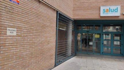 Puerta de acceso para realizar PCR en el centro de salud de Rebolería (Zaragoza)./EP