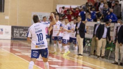 Carlos Retamar celebra un gol del Fútbol Emotion Zaragoza en el Siglo XXI este curso.