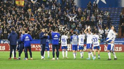 Los jugadores del Real Zaragoza celebran con la afición la victoria ante el Fuenlabrada.