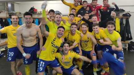 Los jugadores del CD Ebro celebran su victoria en el campo del Lleida.