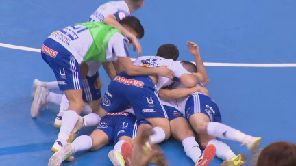 Los jugadores del Fútbol Emotion Zaragoza celebran el último gol de Carlos Retamar.
