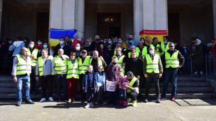 Los voluntarios y los refugiados posan para la foto. / EP