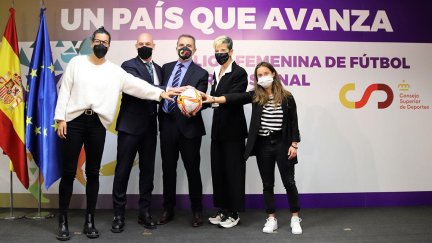 Las diferentes partes implicadas han posado tras la firma del acuerdo.