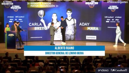 Aday Mara, recibiendo el premio a la mayor progresión junior en los Premios Gigantes.