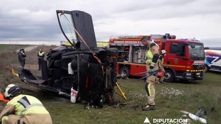 Los bomberos rescatan a un conductor al volcar su vehículo en la A-125, en Erla. / Foto: DPZ