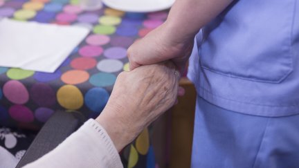 73.200 personas mayores viven solas en su domicilio en Aragón./EP