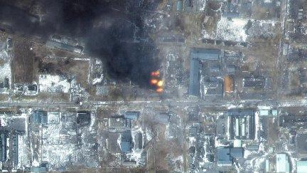 Una imagen por satélite proporcionada por Maxar Technologies muestra incendios en el área industrial del distrito de Primorskyi de Mariupol, Ucrania. (EFE/EPA/MAXAR TECHNOLOGIES HANDOUT).