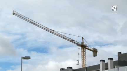 Una grúa en un edificio en construcción en Zaragoza.
