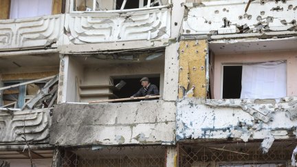 Un hombre limpia los escombros de un edificio dañado por los bombardeos en Kiev. / Foto: Miguel A. Lopes - EFE