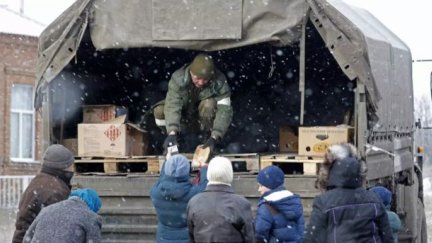 Residentes locales reciben ayuda humanitaria en el pueblo de Anadol en Donetsk./EP
