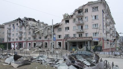 Vista general del edificio histórico del Hotel Ucrania después del reciente bombardeo en Chernihiv, Ucrania, 12 de marzo de 2022. (EFE/EPA/SERGIY STARODAVNIY).