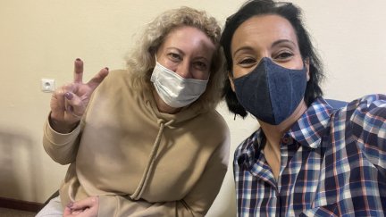 Teresa Perales junto a Olena Okayan.