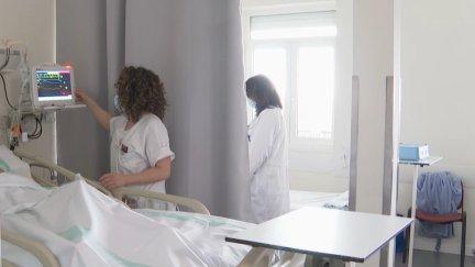 Dos sanitarias cuidan de un enfermo en un hospital de Zaragoza.