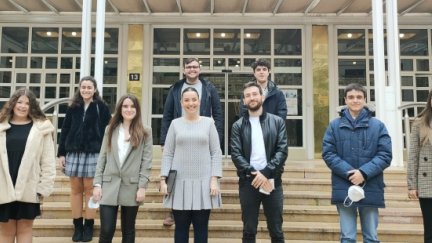 La consejera Maru Díaz junto con ocho de los estudiantes que se benefician de las becas.