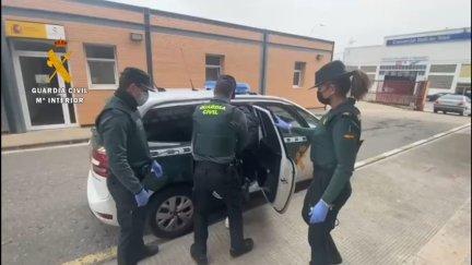 Momento en que la Guardia Civil traslada a uno de los detenidos al Juzgado. / Foto: Guardia Civil