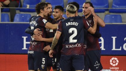 Los jugadores de la SD Huesca celebran el 1-0.