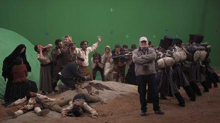 Carlos Saura durante el rodaje del corto que recrea la obra de Goya 'Los fusilamientos del 3 de mayo'. (Foto: Jorge Fuembuena).