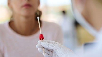 Una mujer se somete a una PCR.