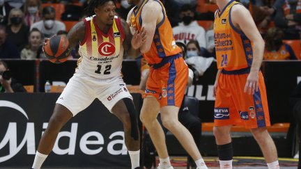 Deon Thompson controla el balón en un lance del encuentro.