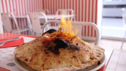 El restaurante Pizzería Da Francesco participa en el Zaragoza Pizza Fest con su propuesta Pizza Vulcano.