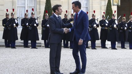El presidente del Gobierno, Pedro Sánchez, es recibido por su homólogo francés, Emmanuel Macron. / Foto: Moncloa Pool/EFE