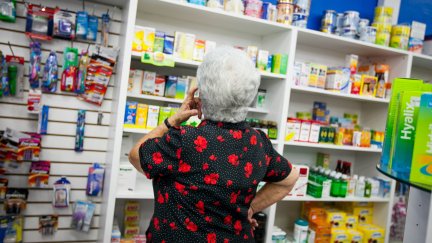 Una mujer compra medicamentos, en una fotografía de archivo. Foto: EFE.