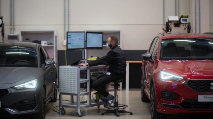 Un trabajador del laboratorio de baterías de Seat en Martorell. / Europa Press.