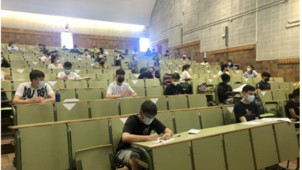 Un grupo de estudiantes realiza un examen en Unizar.