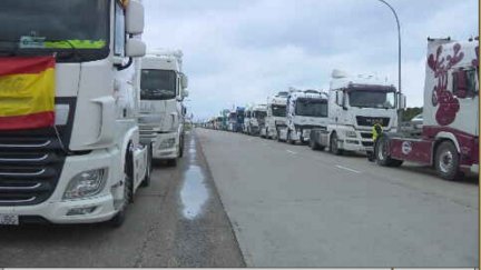 Camiones parados en la Ciudad del Transporte de Zaragoza este miércoles por la mañana.