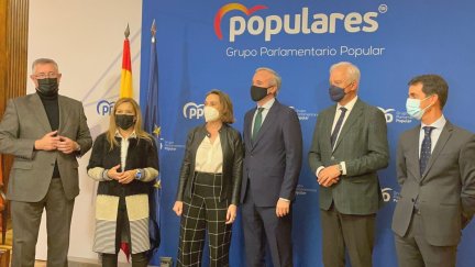 Jorge Azcón, presidente del PP en Aragón, junto a la portavoz del partido en el Congreso, Cuca Gamarra, y varios cargos del PP en Madrid. / Foto: Partido Popular