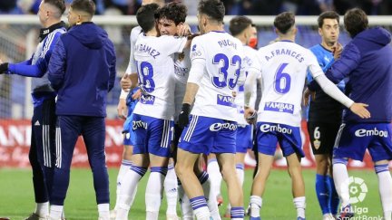 Los jugadores del Real Zaragoza celebran el triunfo ante el Almería.