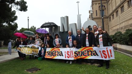 Miembros de la plataforma Sijena Sí, en las puertas del MNAC en Barcelona. /Foto: Sijena Sí.