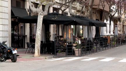 Terraza sobre la calzada de un bar en Zaragoza.